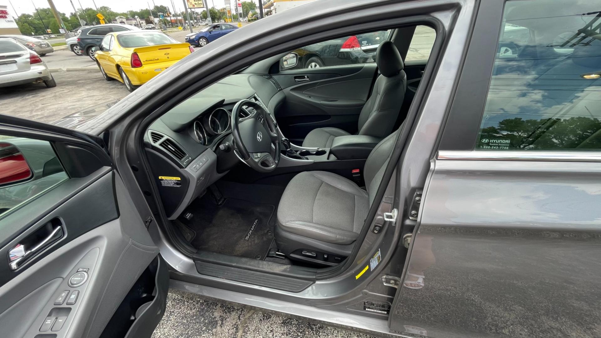 2012 GRAY Hyundai Sonata SE (5NPEC4AC4CH) with an 2.4L L4 DOHC 16V engine, 6-Speed Automatic transmission, located at 2710A Westlane Rd., Indianapolis, IN, 46268, (317) 291-2000, 39.885670, -86.208160 - Photo#6